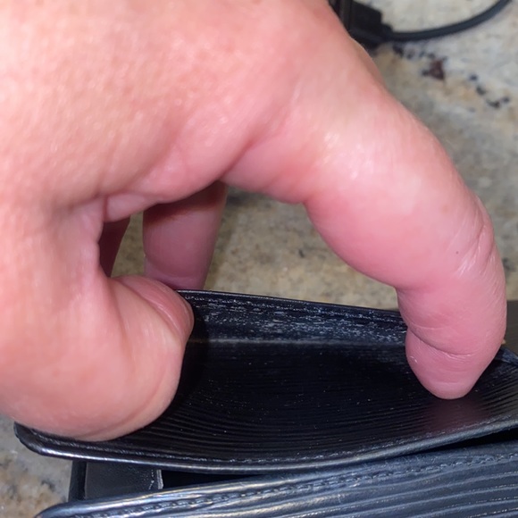 Louis Vuitton Black EPI Leather Sarah Wallet -Authenticated - Picture 15 of 16